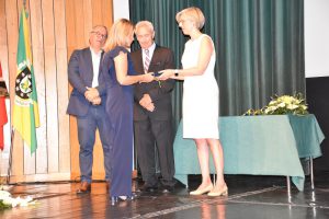 Prof.ª Dr.ª Raquel Duarte entrega medalha a familiar de vítima de acidente com o helicóptero do INEM