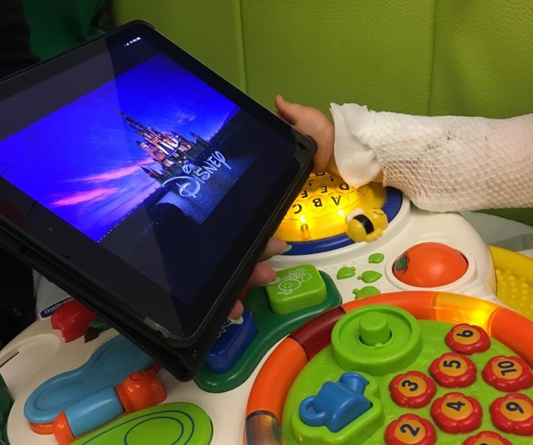 ULS do Nordeste associou-se a projeto solidário que permitiu às crianças internadas na Pediatria assistir à estreia de filme da Disney