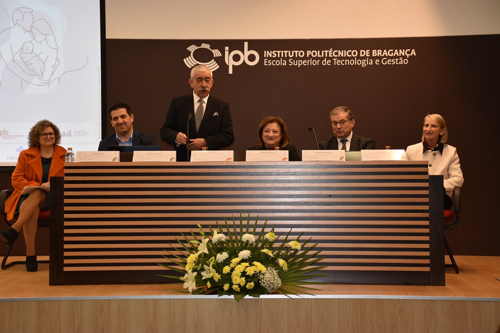 Humanização de cuidados em reflexão nas I Jornadas de Enfermagem de Saúde Materna da ULS do Nordeste